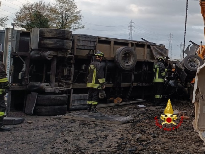 Camion carico di liquami e scarti di depurazione si ribalta: conducente resta intrappolato