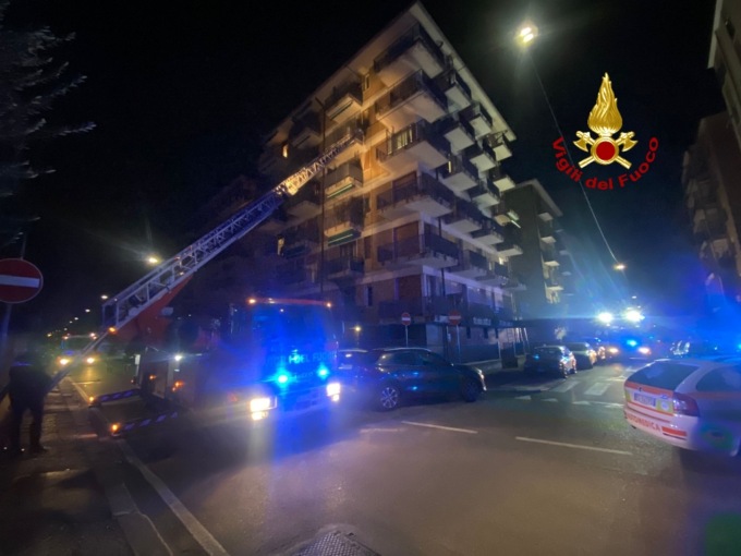 Paura in via Longhena a Verona per l’incendio di una palazzina