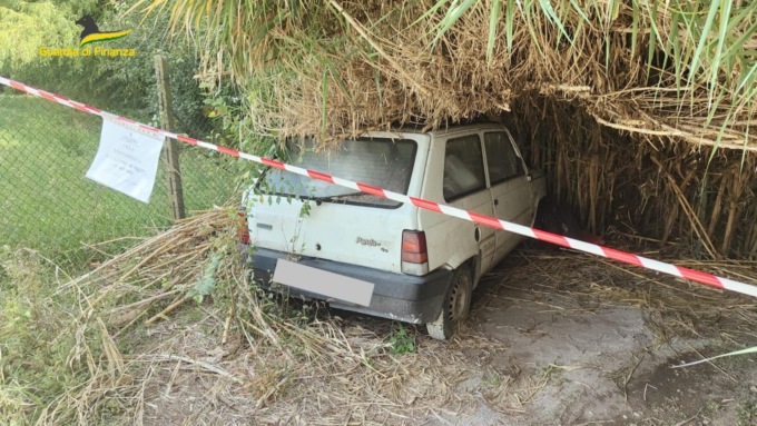Cerea, scoperta discarica abusiva: tra elettrodomestici e pneumatici c’erano 13 auto