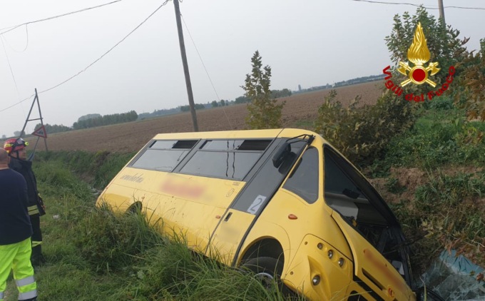Scuolabus esce di strada e finisce in un canale: una bimba è grave