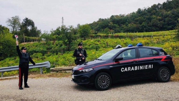 Fugge dal posto di blocco con un motorino rubato, poi viene fermato e aggredisce i carabinieri