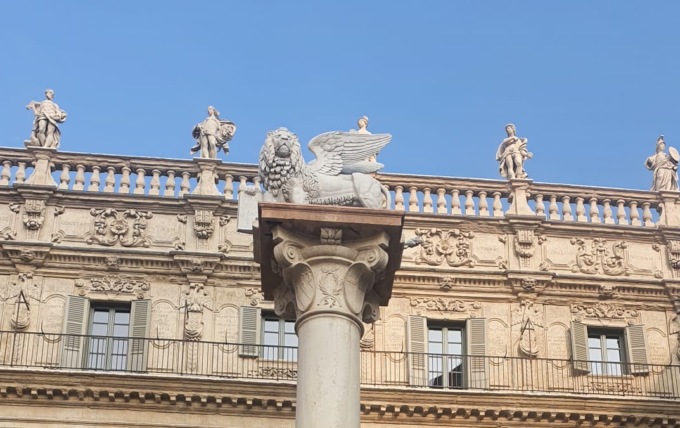 Piazza Erbe, terminato il restauro della colonna di San Marco
