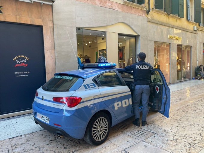 Lancia il basamento in pietra di un cestino contro una vetrina e la distrugge: arrestato 29enne