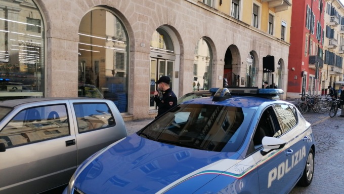 Fa la “spesa”, non paga e poi pesta il responsabile del super