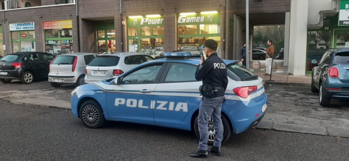 Tenta di sfondare la vetrina di un negozio con un estintore: arrestato. E’ la terza volta in pochi giorni!