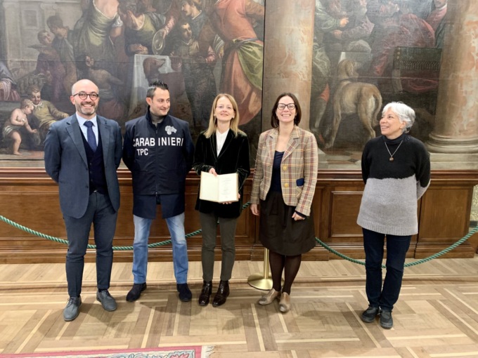 Ladro di libri antichi nasconde in casa 9mila volumi: tra questi spunta un prezioso tomo di proprietà del Comune di Verona