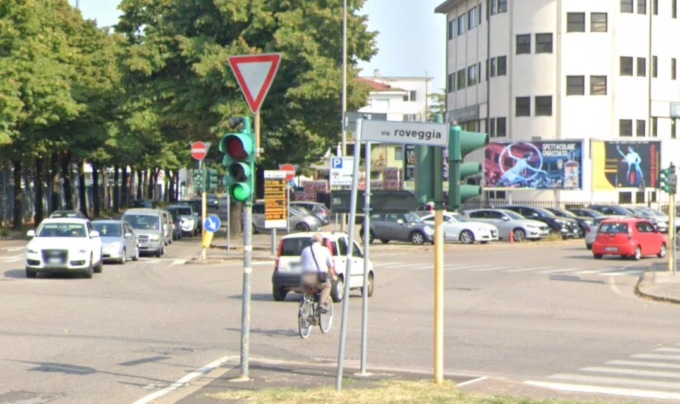 Pedone investito in via Roveggia: è molto grave