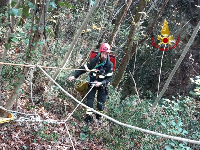 Escono per una battuta di caccia e la dolce Belen precipita in un dirupo di 15 metri