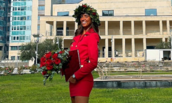 L’influencer Carlotta Rossignoli si laurea in tempi record: ma i compagni di corso sollevano un polverone
