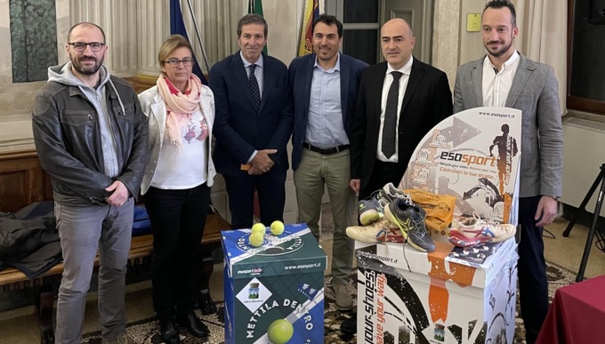 Sommacampagna è il primo Comune che trasforma le suole delle scarpe in piste antitrauma per i bimbi