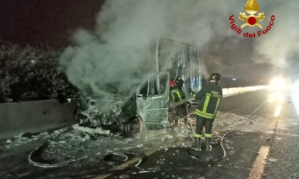 Inferno di fiamme lungo l'autostrada: miracolato il conducente veronese del furgone divorato dal fuoco