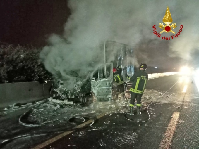 Inferno di fiamme lungo l’autostrada: miracolato il conducente veronese del furgone divorato dal fuoco