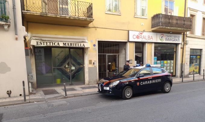 32enne si finge cliente di un centro estetico, ruba uno smartphone e scappa