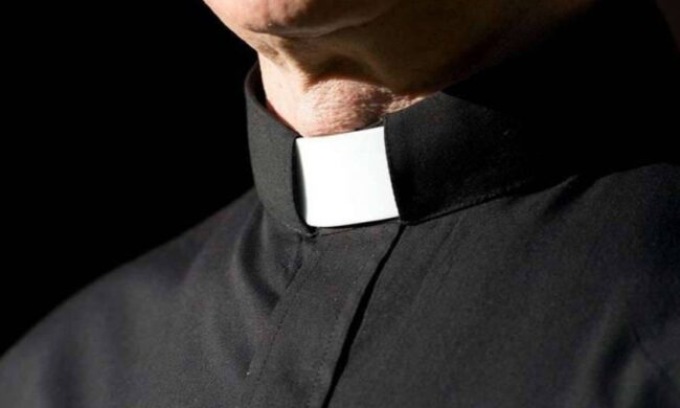 Ricatti hard a un prete veronese: i soldi sarebbero serviti per rifarsi il décolleté
