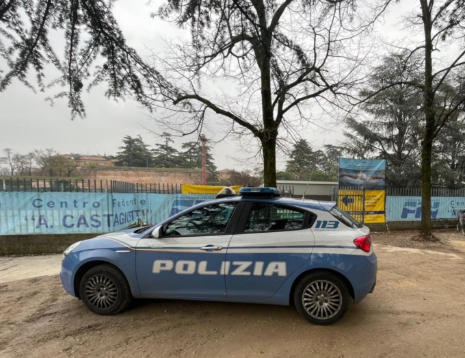 Da “stile libero” a “stile galera” in meno di una bracciata: 50enne beccato in piscina di notte