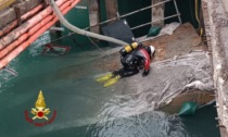 Peschiera del Garda, le foto della chiatta che si è inabissata nel lago durante i lavori