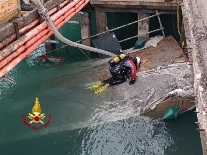 Peschiera del Garda, le foto della chiatta che si è inabissata nel lago durante i lavori
