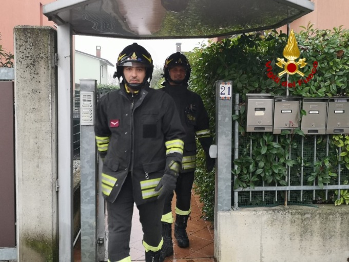 Tragedia a Sanguinetto: lancia l’allarme incendio, poco dopo i Vigili del fuoco la trovano morta in casa