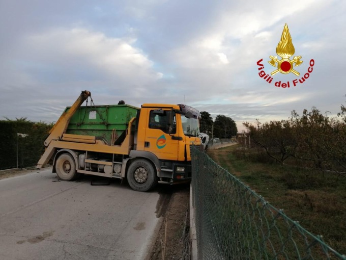 Tragedia lungo Strada dell’Alpo: morto un adolescente, gravissimi il fratellino e il papà