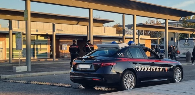 Due giovanissimi ubriachi si divertono a camminare sui cofani delle auto in sosta