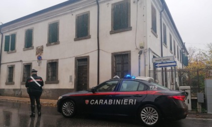 42enne si ferma all'alt dei Carabinieri e scappa con l'auto rubata ma si schianta