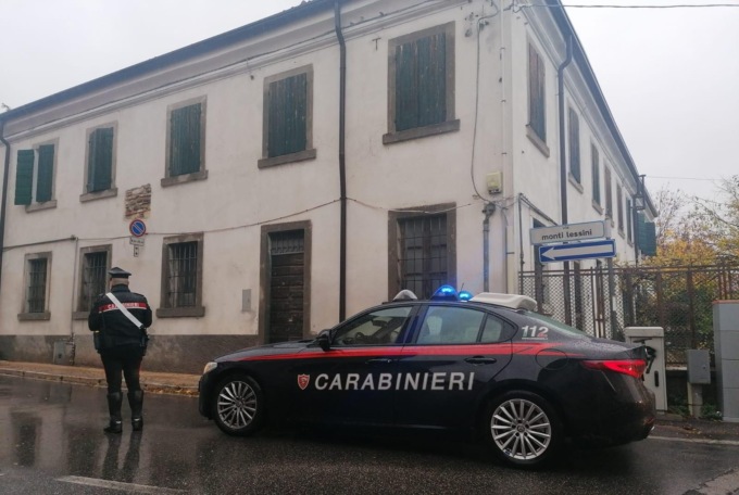 42enne si ferma all’alt dei Carabinieri e scappa con l’auto rubata ma si schianta