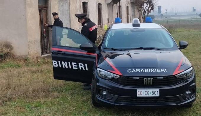 Scoperto un covo di clandestini: nel casolare fatiscente si nascondevano anche dei ladri