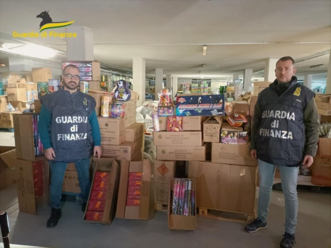 Maxi sequestro di 178mila articoli pirotecnici: i fuochi d’artificio erano stoccati con oli e vernici altamente infiammabili