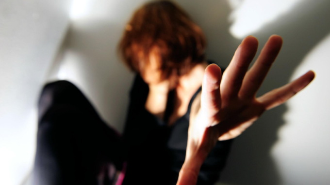 Violentata la notte di Natale: la invita a una finta festa e poi abusa di lei