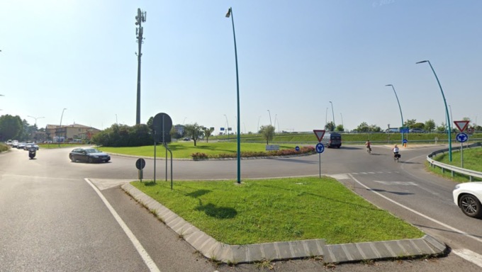 Perde il controllo della moto e si schianta contro un’auto: 44enne gravissimo