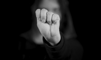 Bimba coraggiosa denuncia le violenze usando il linguaggio dei segni