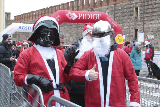 In Piazza Bra 4mila Babbi Natale per la corsa più “dolce” dell’anno