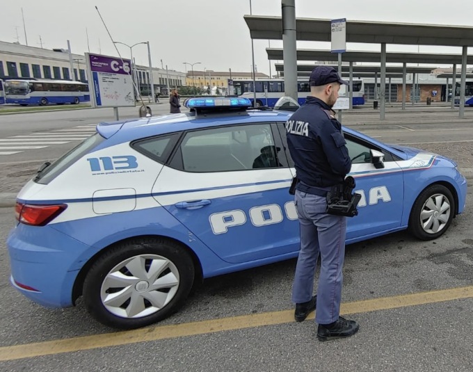 Si sente braccato dagli agenti e getta via la droga: beccato e arrestato il pusher “ansioso”
