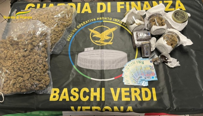 “Ho solo questo”: mostra lo spinello ma in auto e a casa c’erano 2,5 chili di droga!