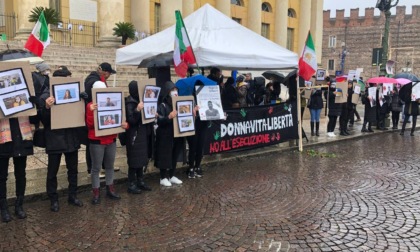 Anche Verona abbraccia la causa delle donne iraniane: la manifestazione