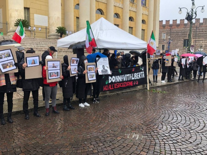 Anche Verona abbraccia la causa delle donne iraniane: la manifestazione