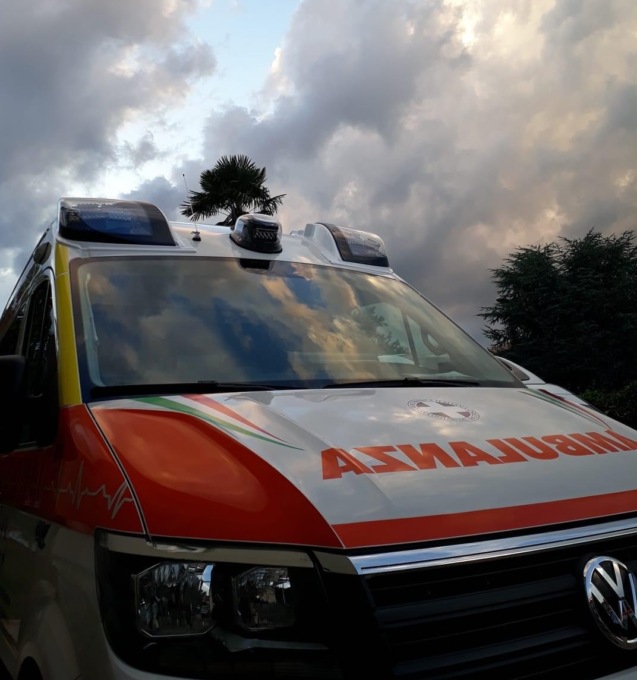 Perde il controllo della moto e si schianta contro il marciapiede: morto centauro
