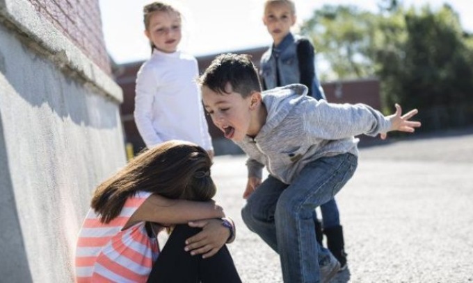 Definì “bullo” il bimbo che aveva picchiato sua figlia in classe: mamma a processo per diffamazione