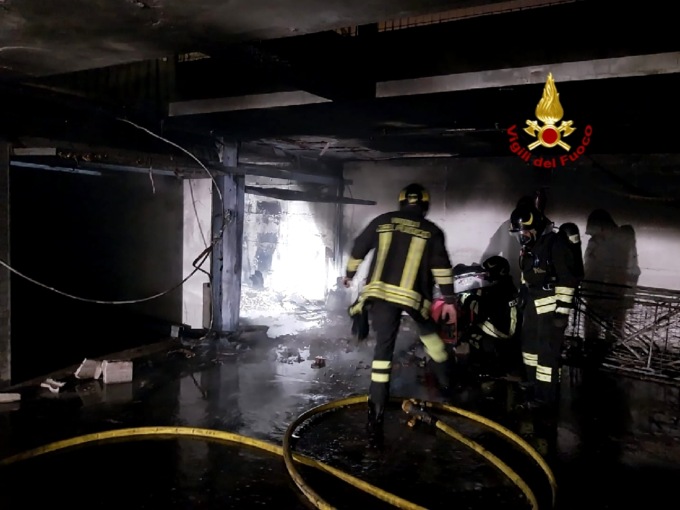 Momenti di paura a San Bonifacio, fumo nero dalle bocche di lupo: il garage è andato a fuoco!