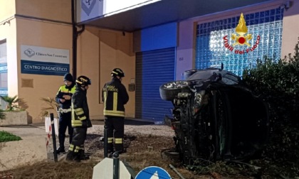 Perde il controllo dell'auto e si ribalta: tragedia sfiorata in via Unità d'Italia a Verona