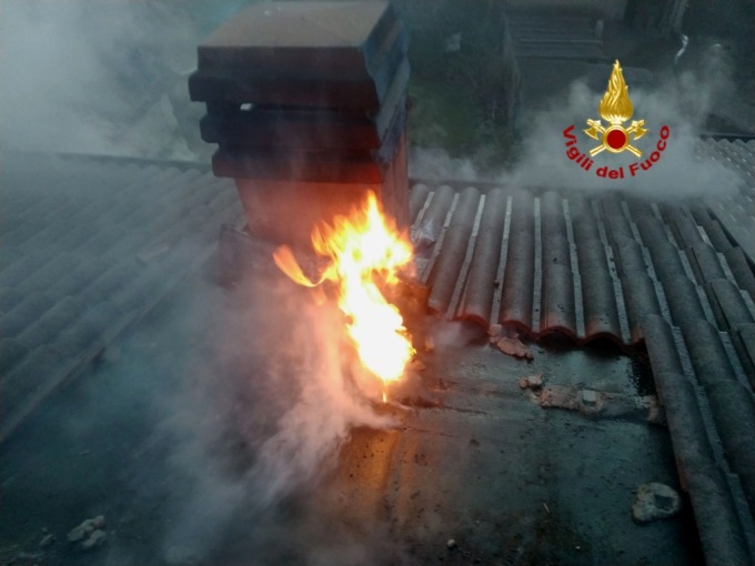 Il terrore corre lungo la canna fumaria: in fiamme il tetto di un’abitazione di due piani