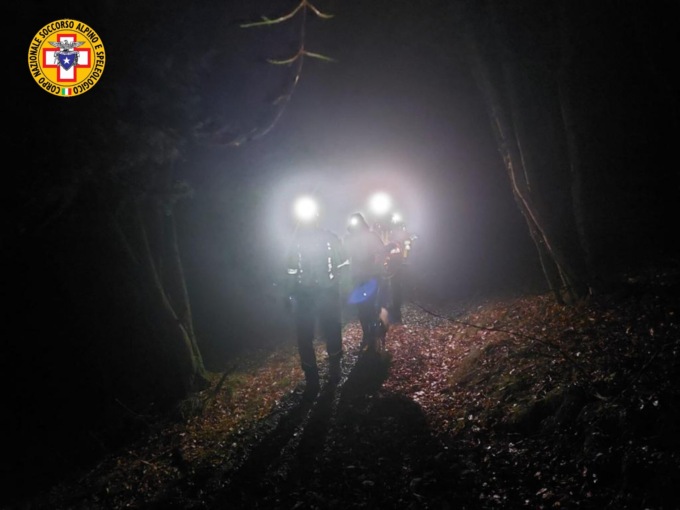 Smarriscono il sentiero e la notte incombe: paura per due escursionisti di Belfiore recuperati nel Vajo dell’Orsa
