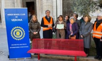 La nuova panchina rossa del rispetto: Verona dice "NO" alla violenza sulle donne