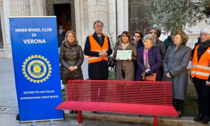 La nuova panchina rossa del rispetto: Verona dice "NO" alla violenza sulle donne