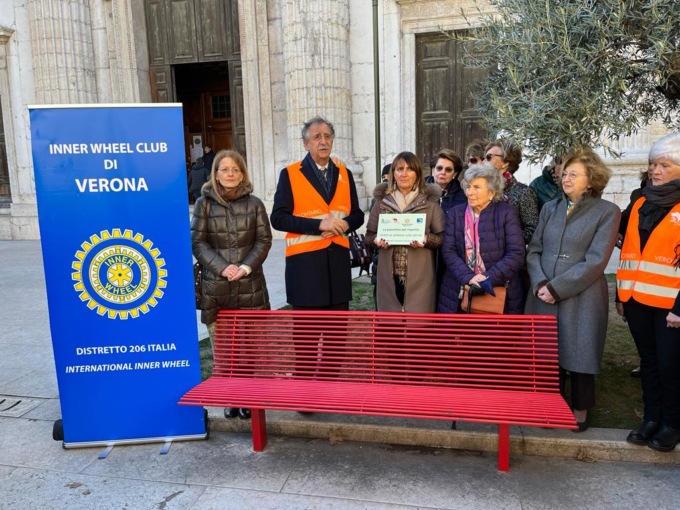 La nuova panchina rossa del rispetto: Verona dice “NO” alla violenza sulle donne