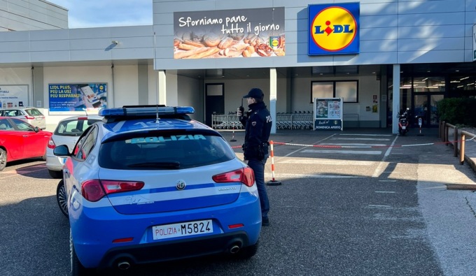 Ruba cibo dagli scaffali del super e li nasconde sotto i vestiti… ma gli alimenti si vedono