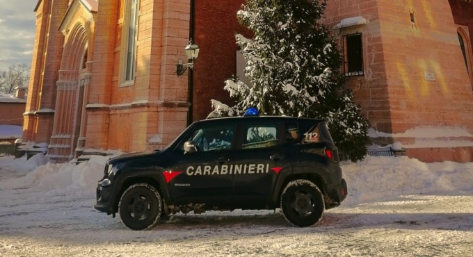 Dietro la chiesa con il “fumo” nelle mutande: basta una parola dei Carabinieri e il pusher va nel panico