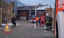 Incendio segheria a Tiarno di Sopra, bruciato il tetto: grande mobilitazione dei Vigili del fuoco