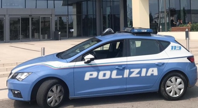 Ladro “manichino” ruba vestiti tentando di indossarli e poi… sfonda una parete