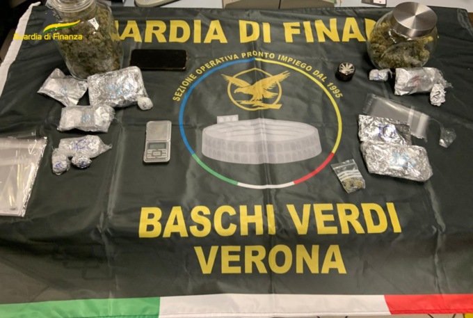 Panico durante il controllo della Finanza: in casa nasconde droga pronta da vendere